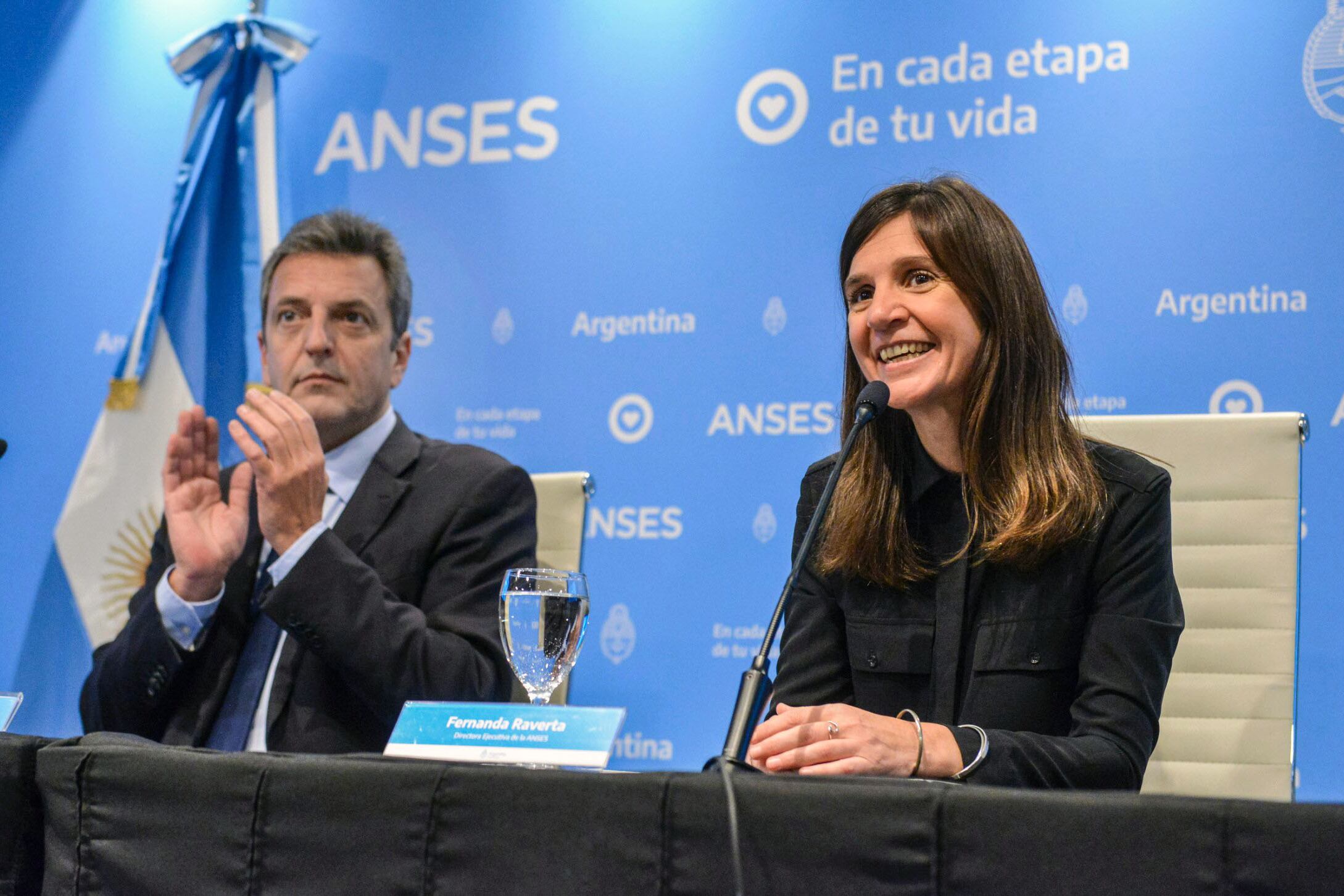 Sergio Massa y Fernanda Raverta desde la sede central de la Anses