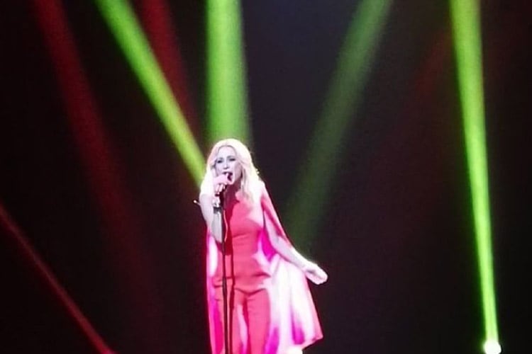 Sánchez durante su actuación, con luces con los colores de la bandera española.