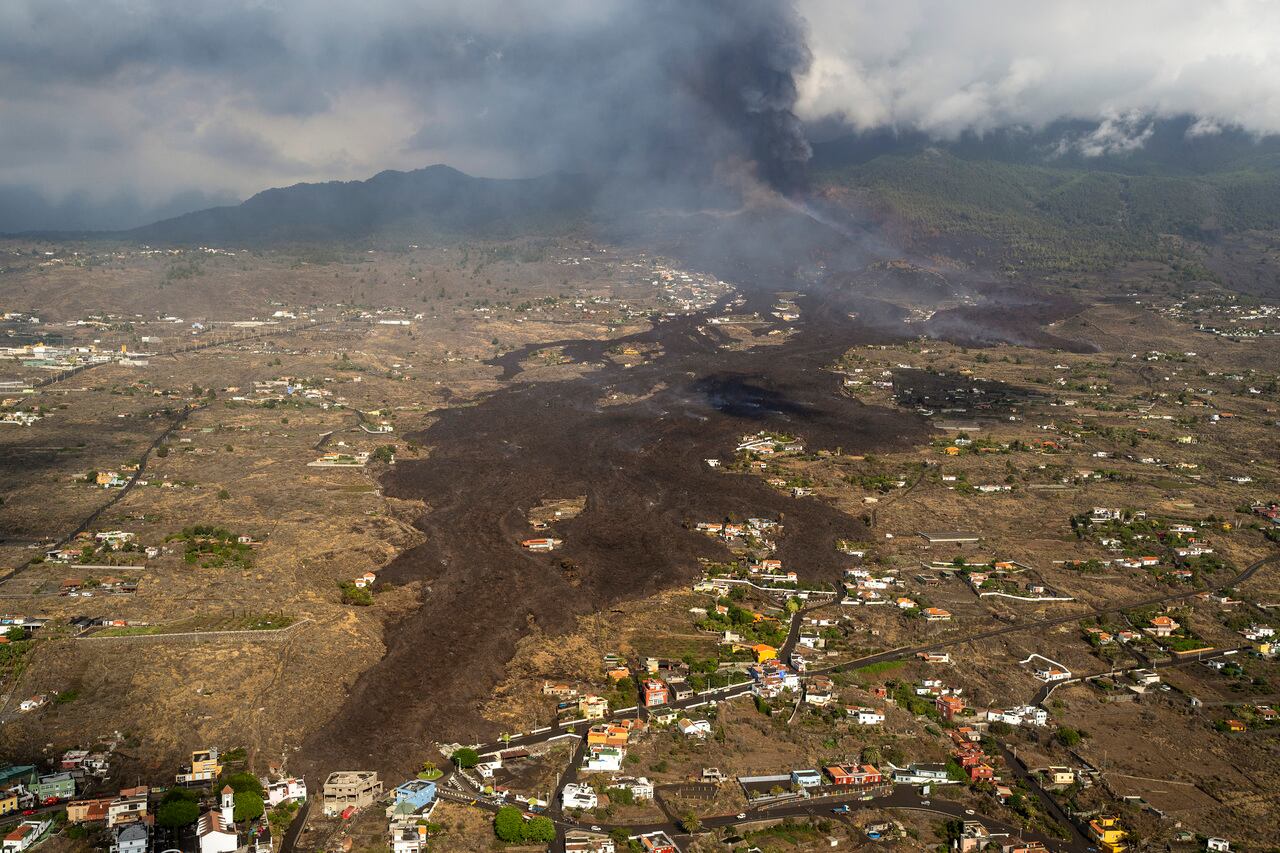 Una imagen aérea de la lava que avanza sobre la isla. 