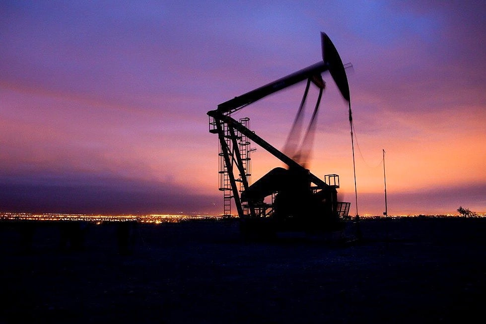 La salida de YPF provocará miles de despidos directos e indirectos.