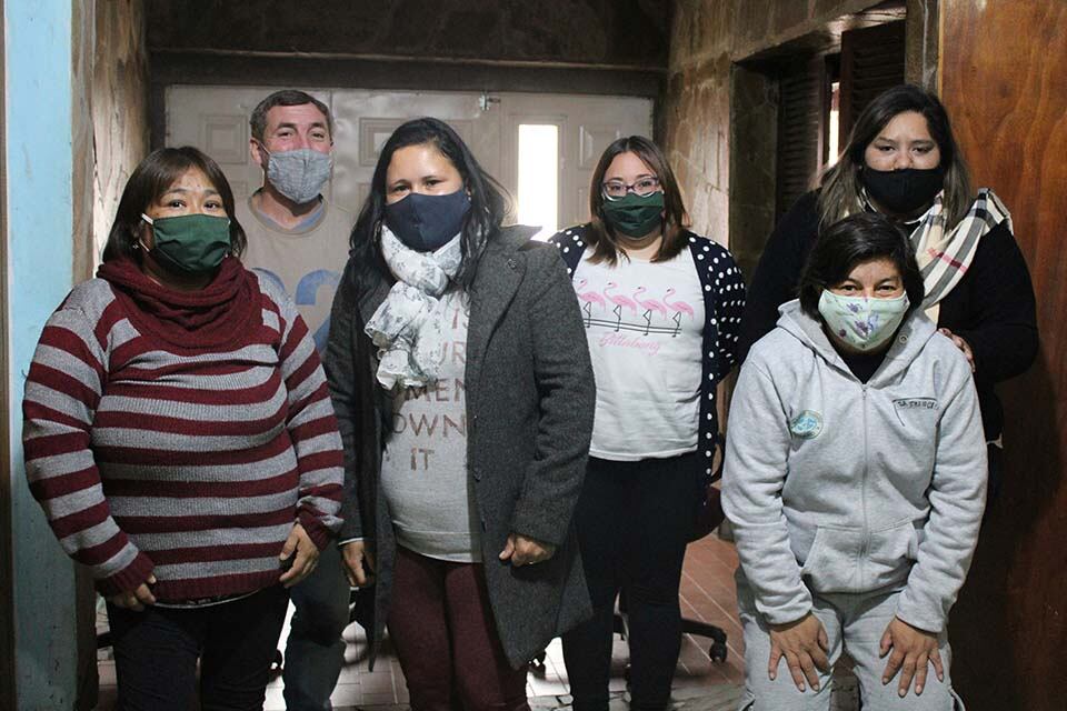 Integrantes de La Fuerza del Oeste, la cooperativa de Bella Vista, y los participantes de Sentires (abajo).