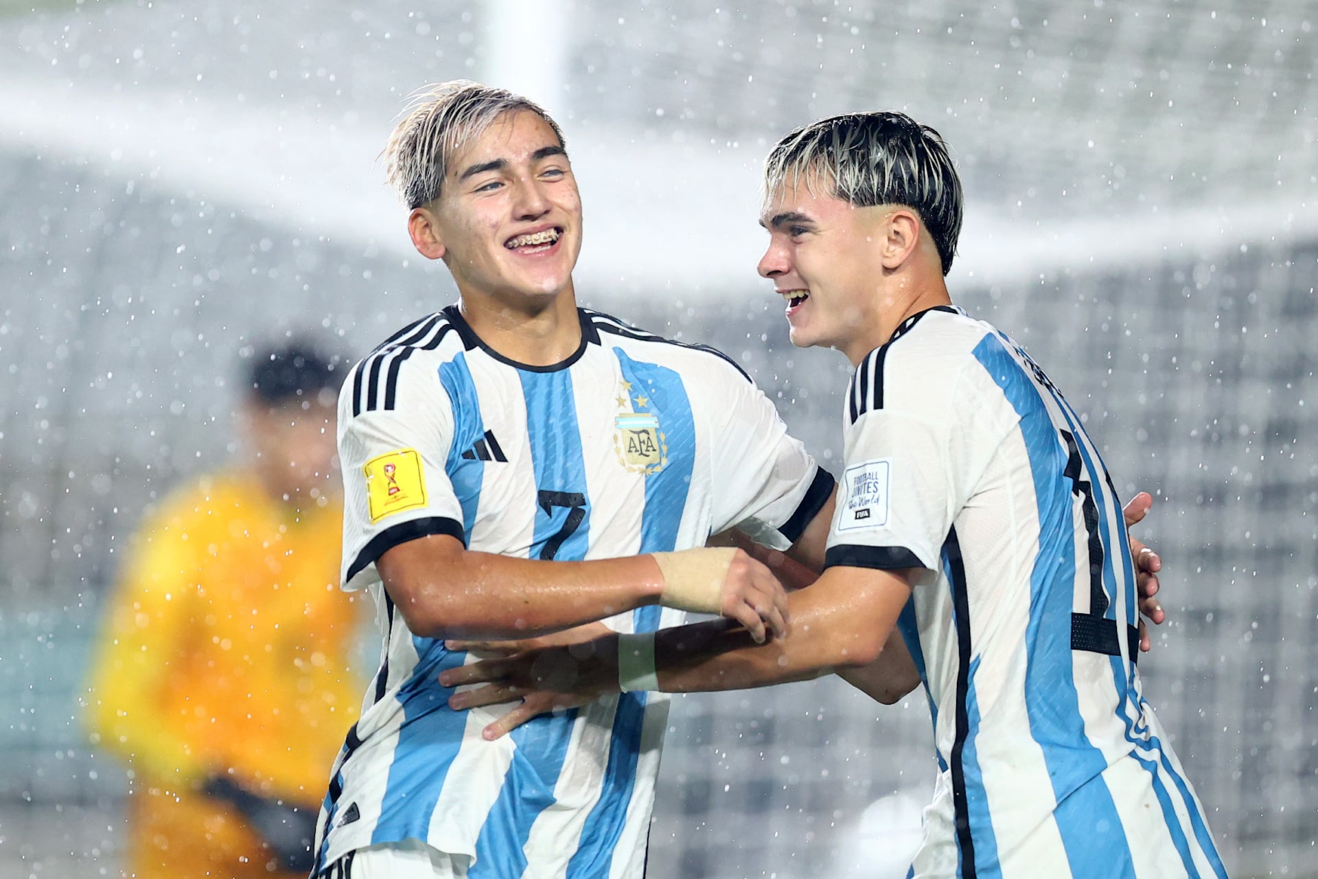 Argentina goleó 5 a 0 a Venezuela y jugará ante Brasil.