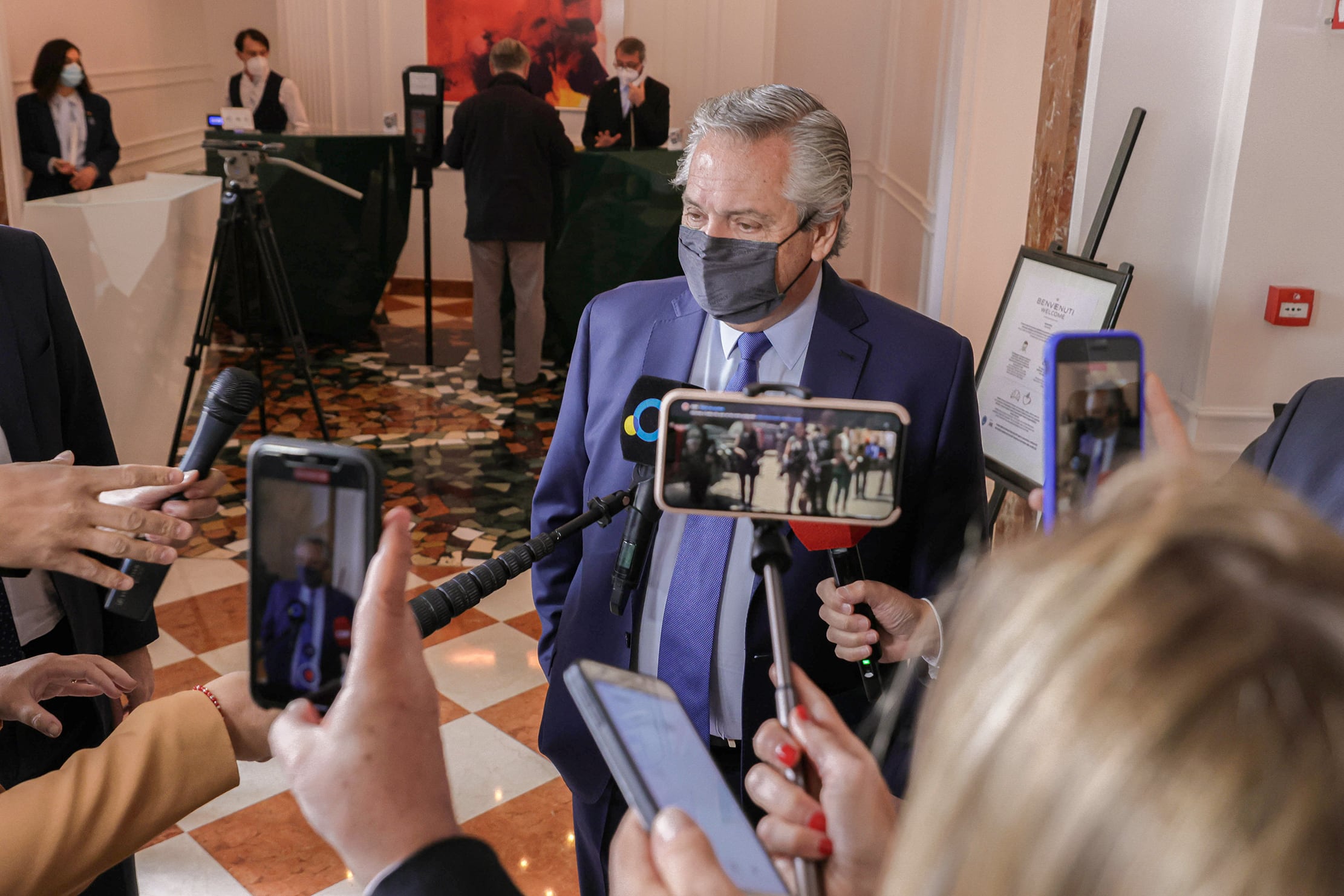 Alberto Fernández cultiva un estilo opuesto a sus predecesores.