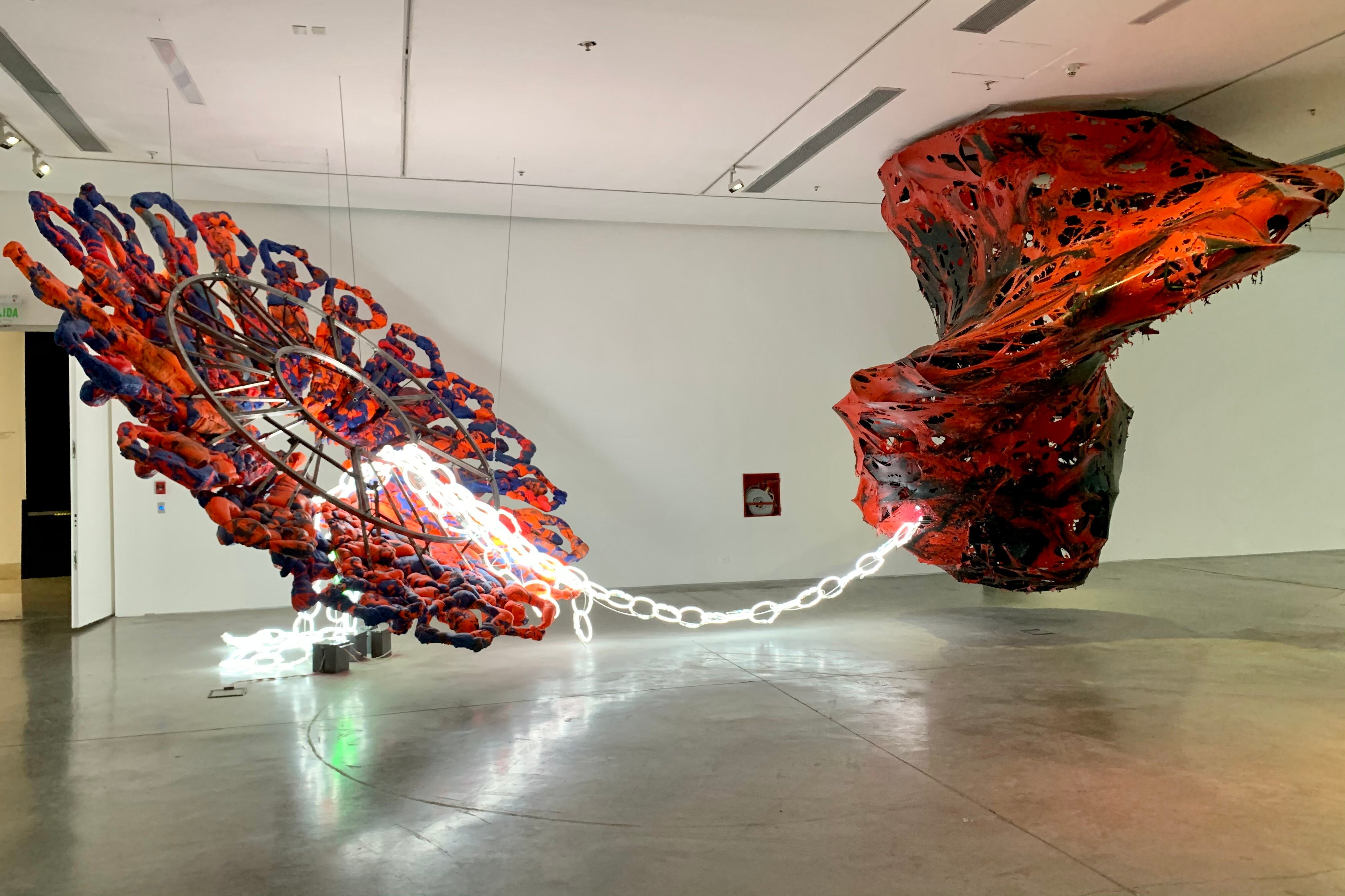 Vista parcial de la muestra de Nicanor Aráoz en el Museo de Arte Moderno. Abajo: Otra vista de la exposición de N. Aráoz en el MAM de Buenos Aires.