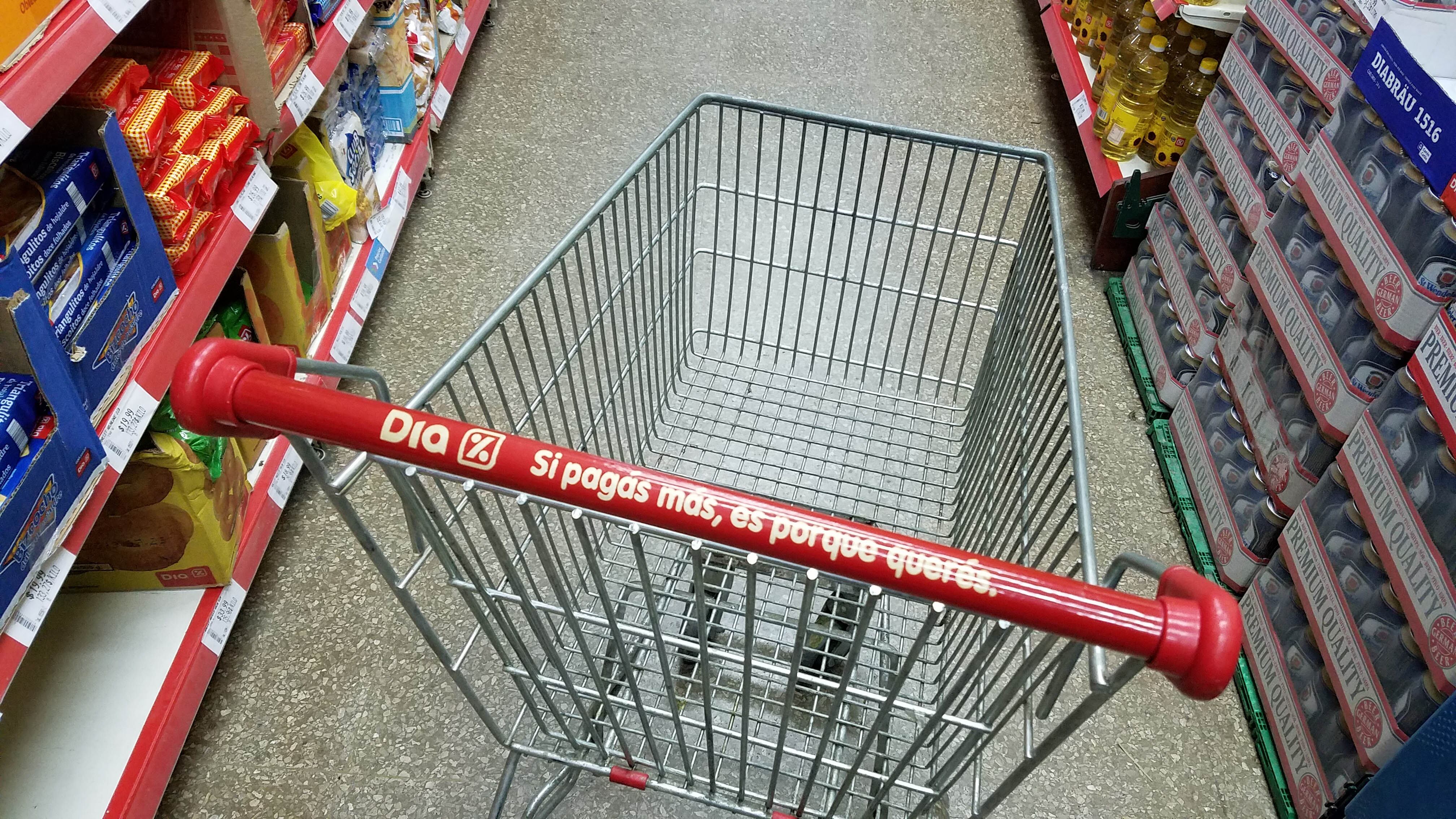 Clientes ausentes, changuitos vacíos. Bebidas y alimentos preparados, los rubros más resentidos. 