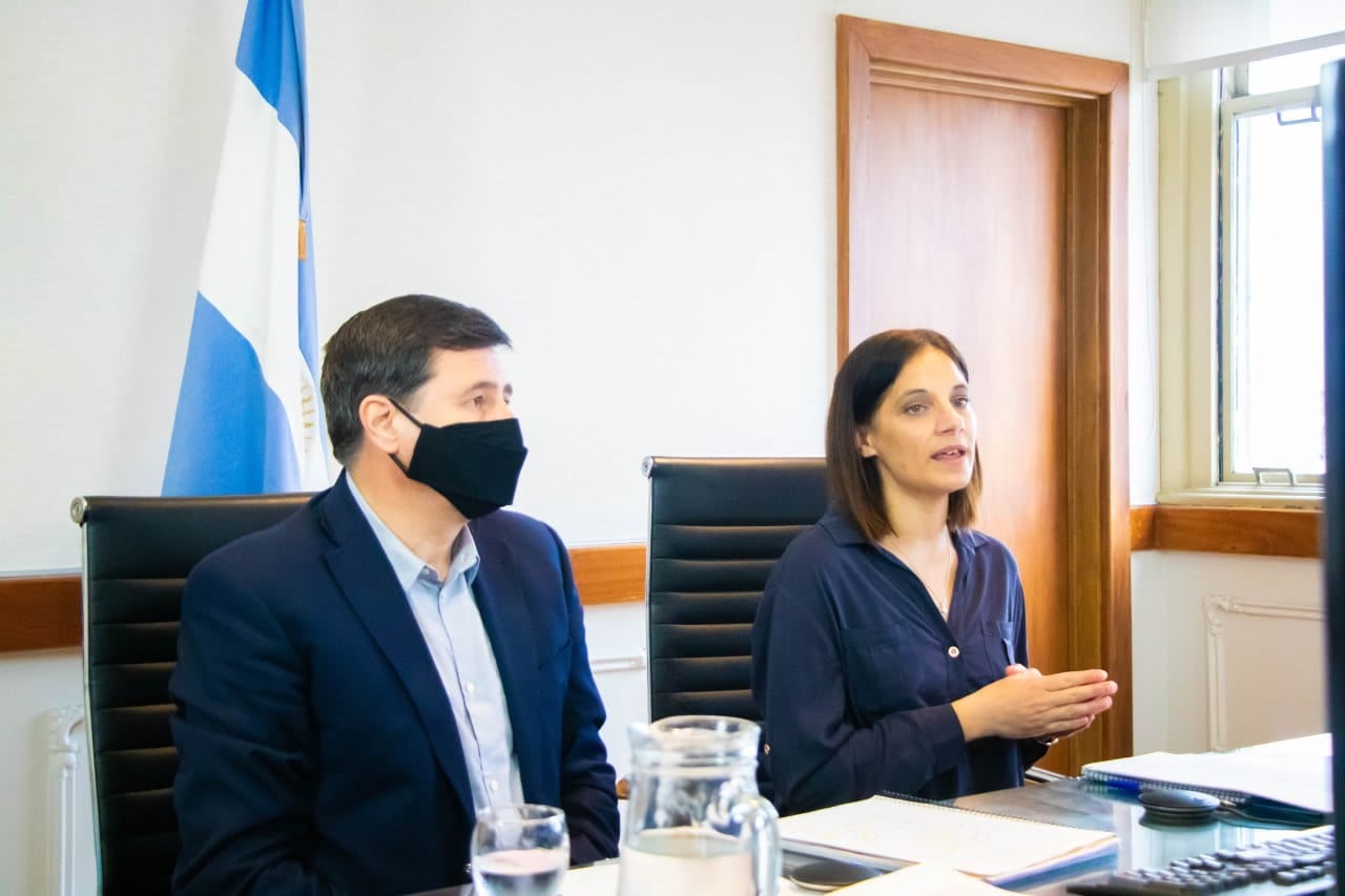 Daniel Arroyo junto a la secretaria de Inclusión Social, Laura Alonso.