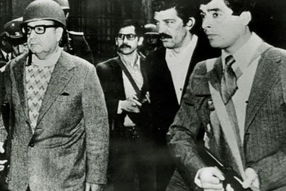 Juan José Montiglio, de anteojos y bigote, custodia a Salvador Allende, con casco.