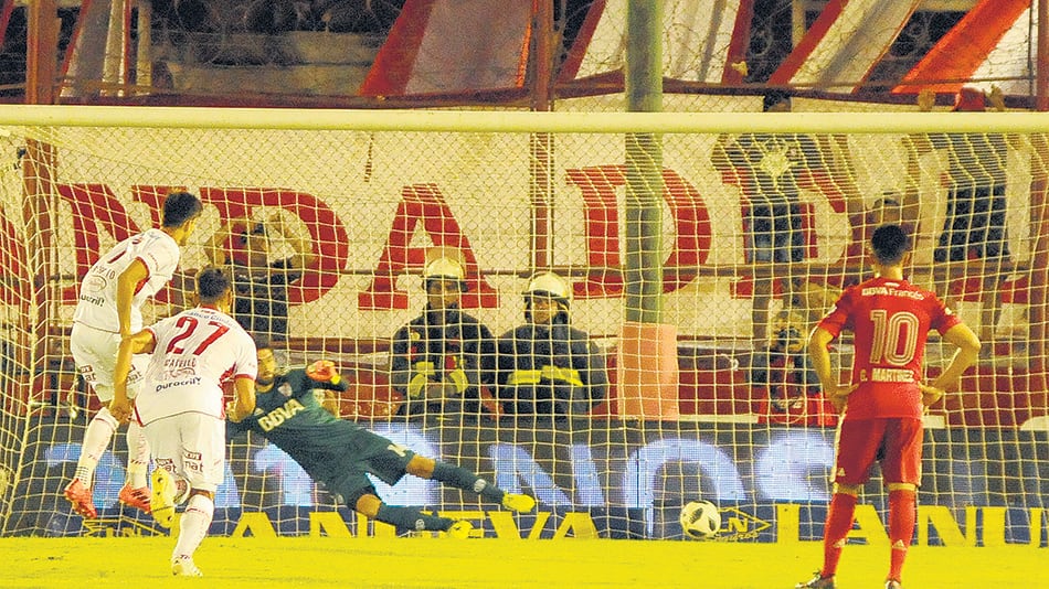 El penal convertido por Pussetto, el único gol del encuentro.