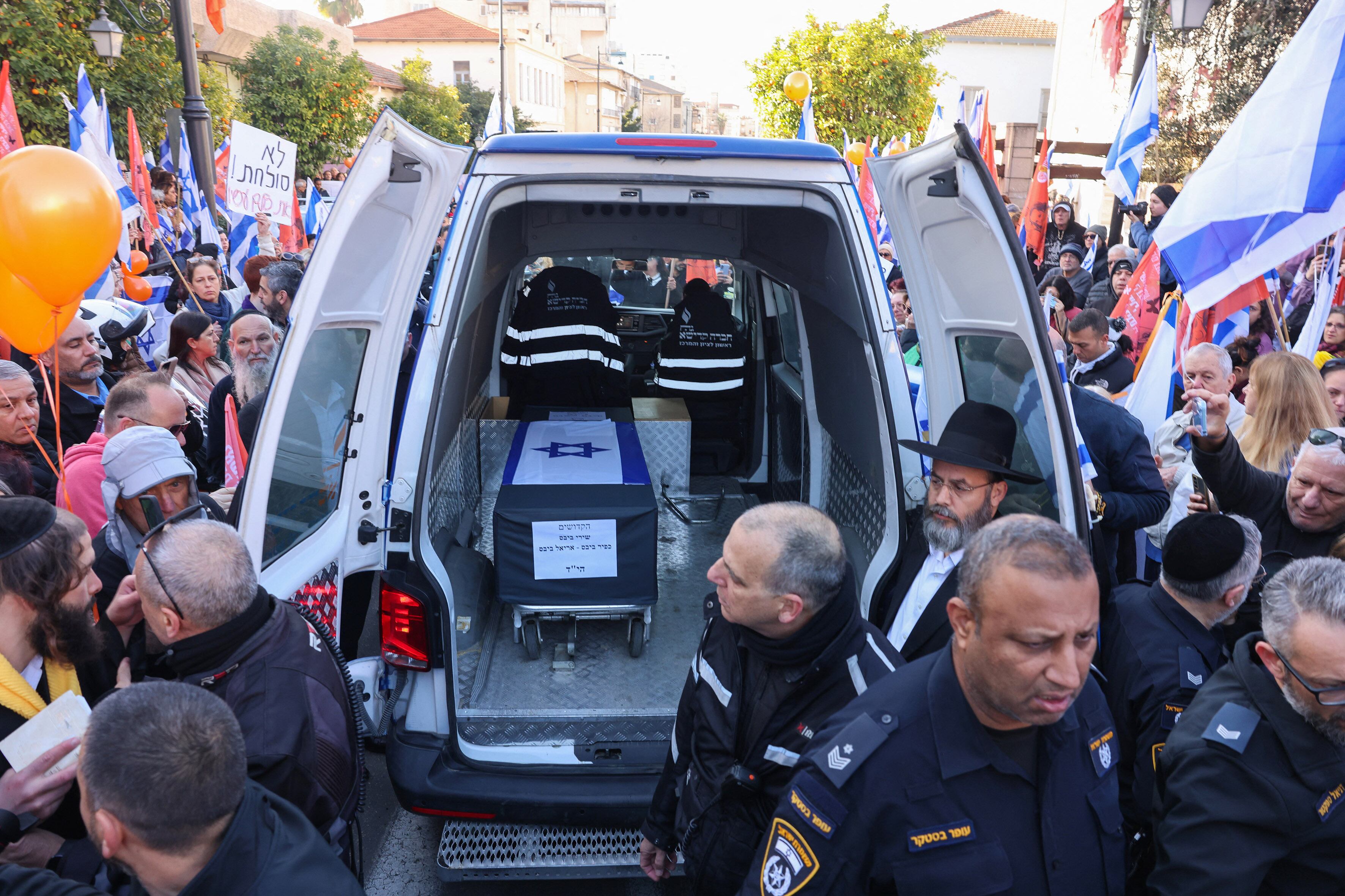 El cortejo fúnebre de la familia Bibas artes desde la ciudad de Rishon LeZion, Israel.