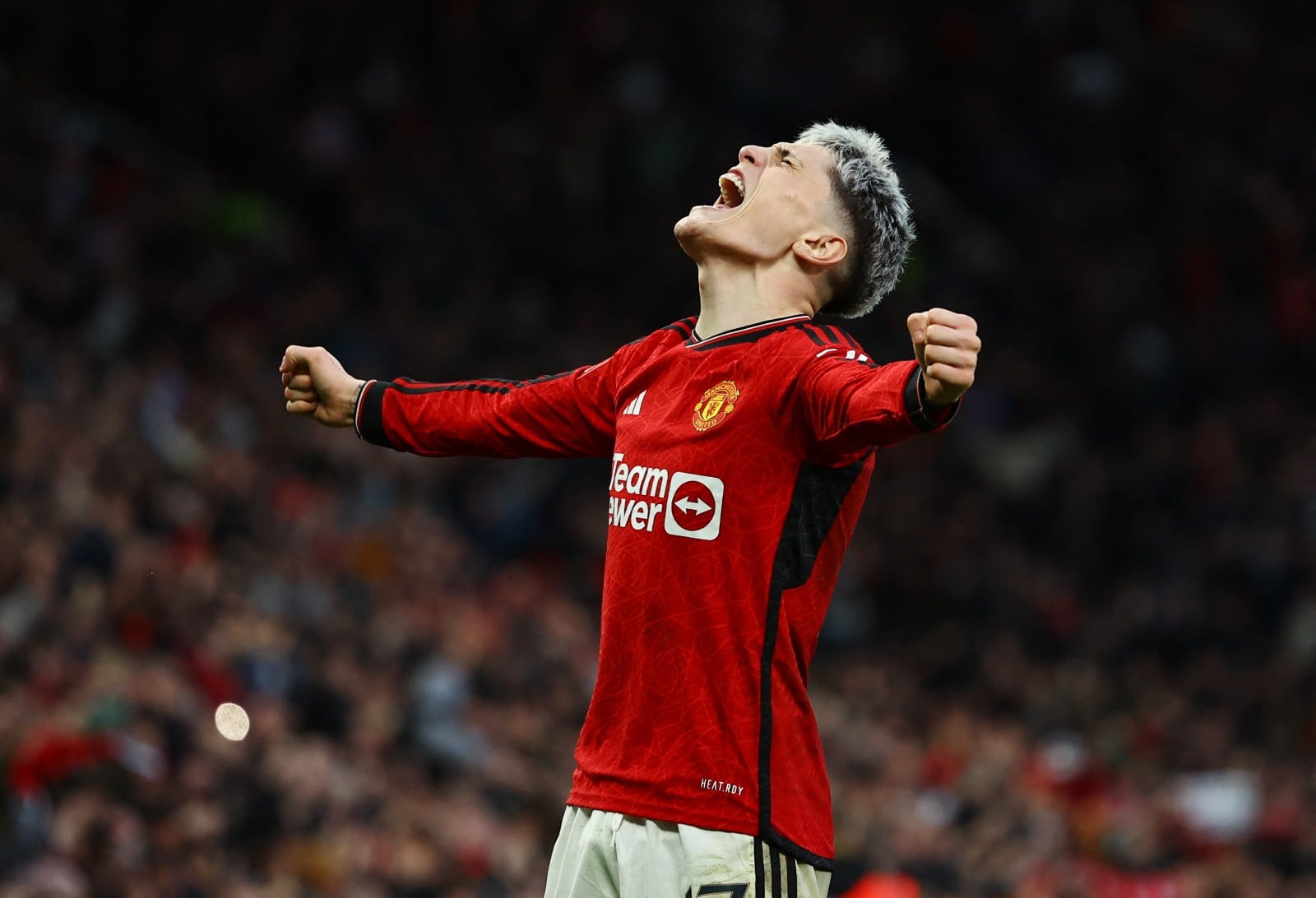 Garnacho celebra el éxito del United ante Liverpool en Old Trafford