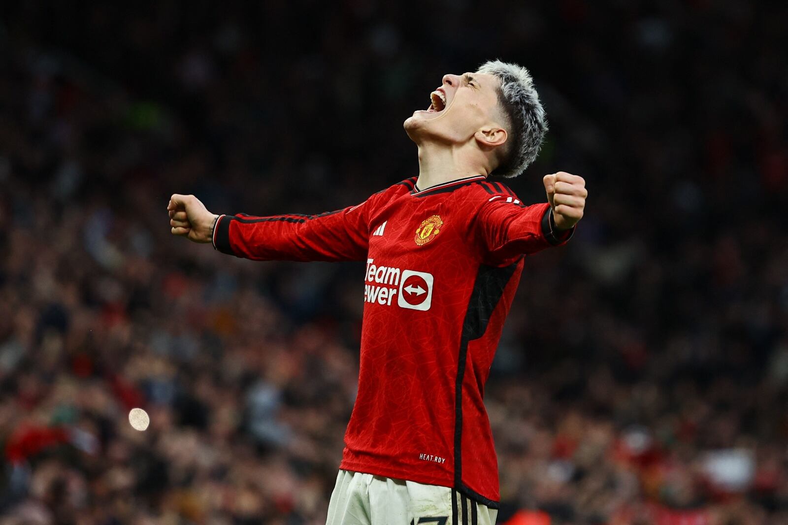 Garnacho celebra el éxito del United ante Liverpool en Old Trafford