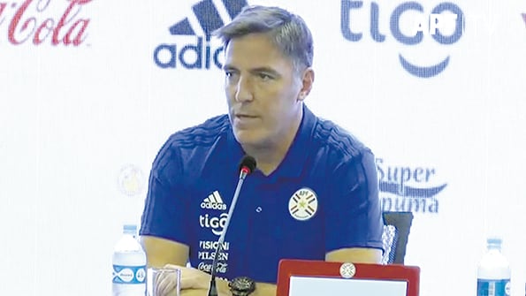 Eduardo “Toto” Berizzo durante su presentación como DT de Paraguay.