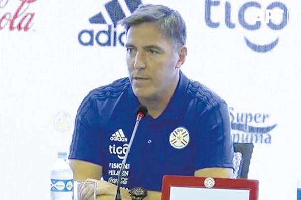 Eduardo “Toto” Berizzo durante su presentación como DT de Paraguay.