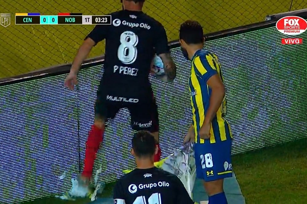 El planchazo de Pablo Pérez para destruir el dron con la bandera de Central.