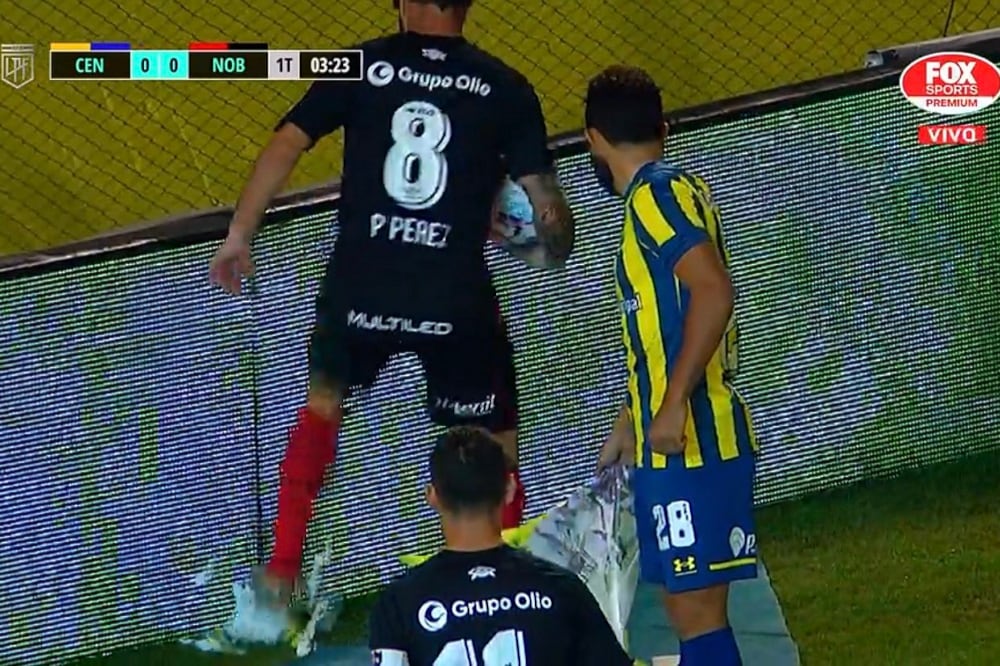 El planchazo de Pablo Pérez para destruir el dron con la bandera de Central.