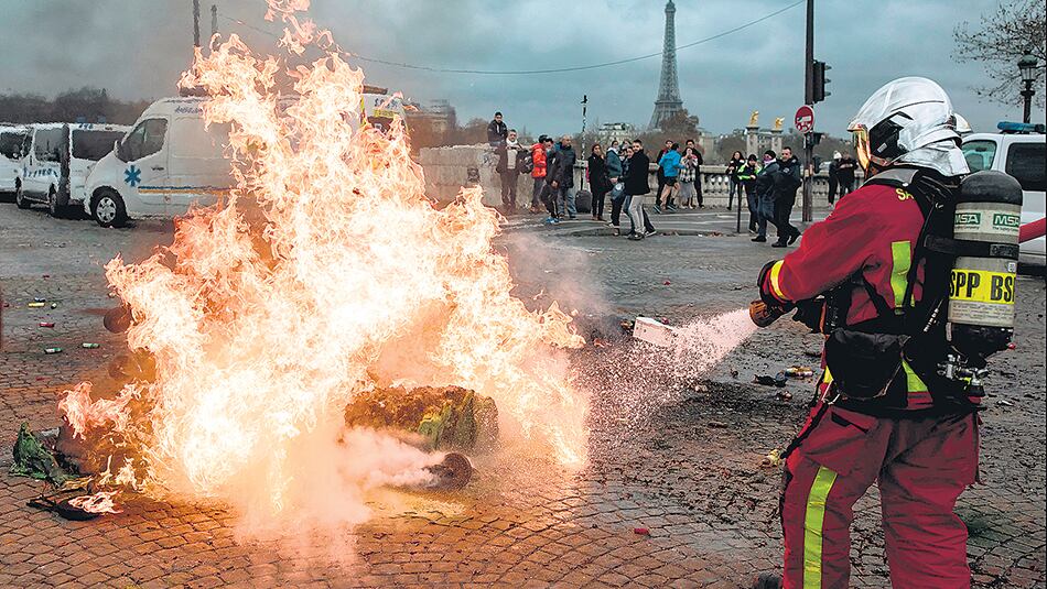 La gente empezó a reclamar la renuncia de Macron mientras crecía el respaldo a la protesta de los chalecos amarillos.