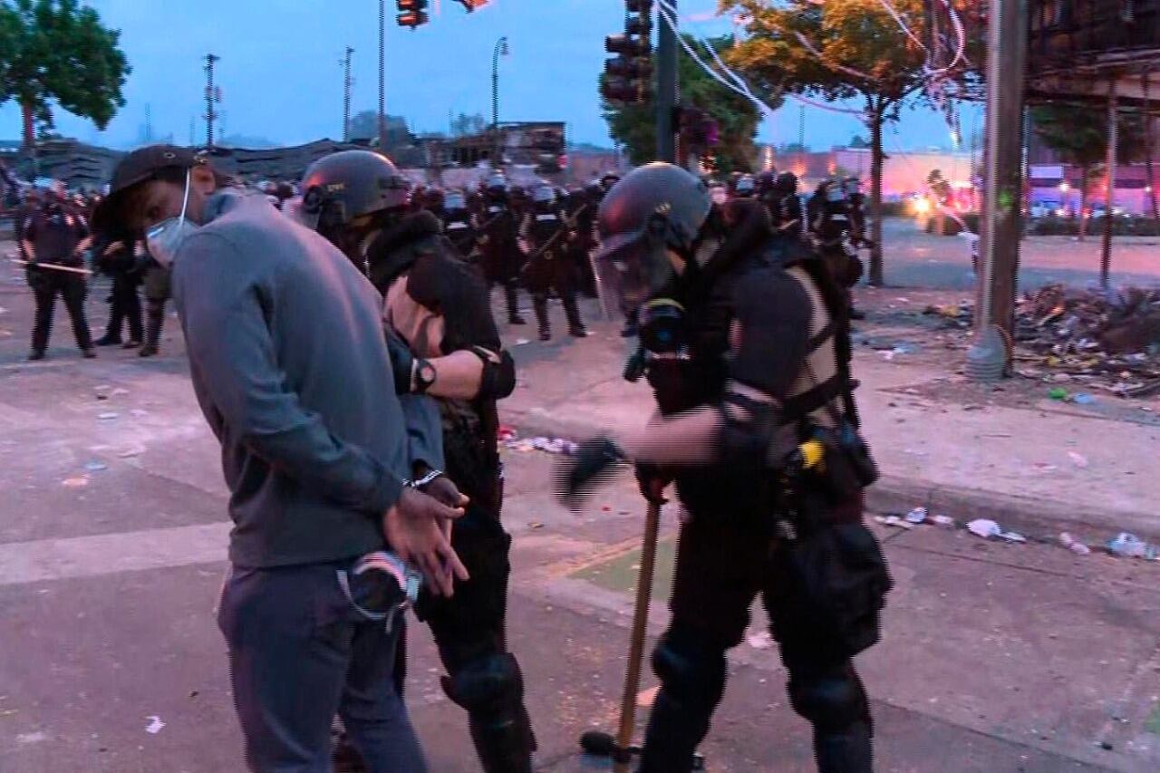 La detención de un periodista de CNN, en Minneapolis, durante las protestas por el asesinato de George Floyd.