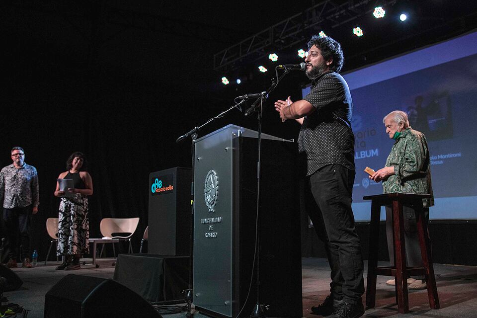 Montironi, a punto de cumplir 91 años, subió dos veces a recibir el premio con Tessa. 