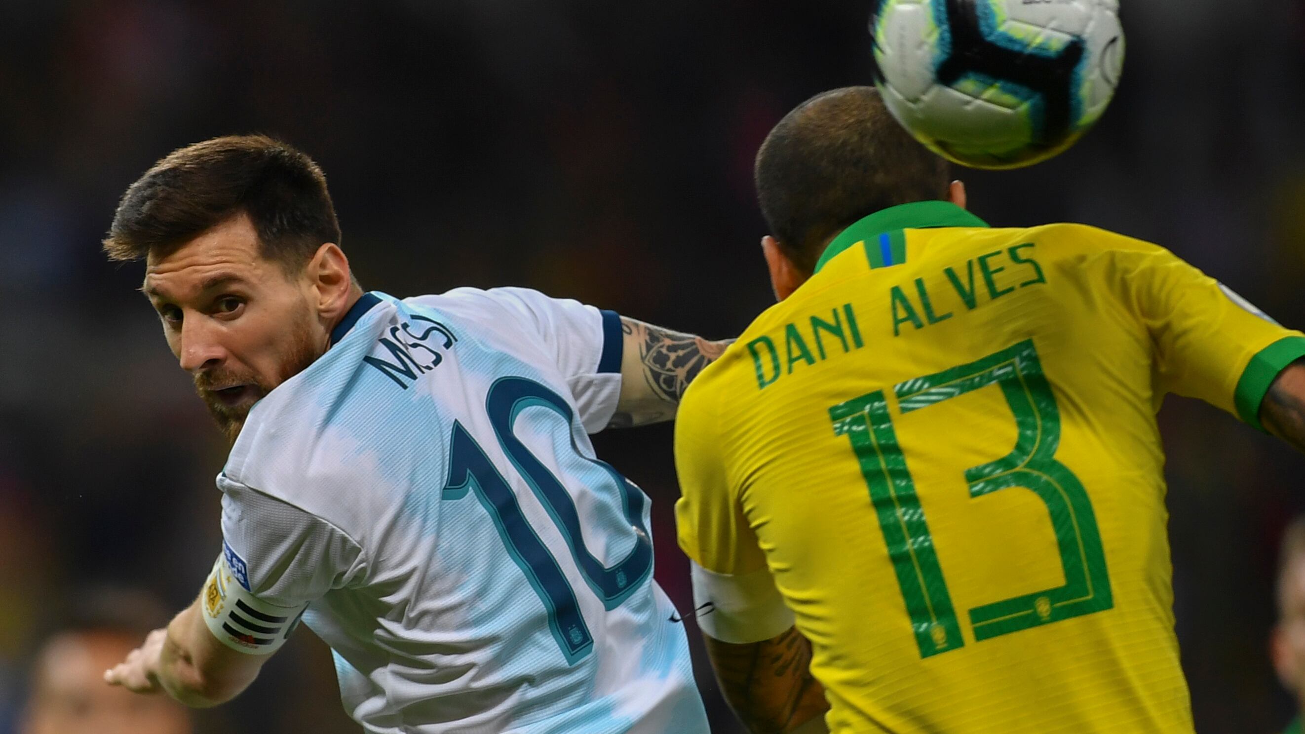 Messi y Dani Alves, protagonistas en Belo Horizonte.