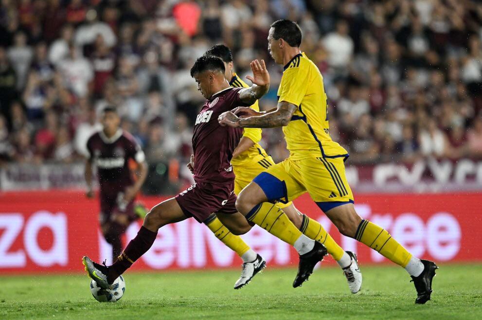 Bou define entre los centrales de Boca.