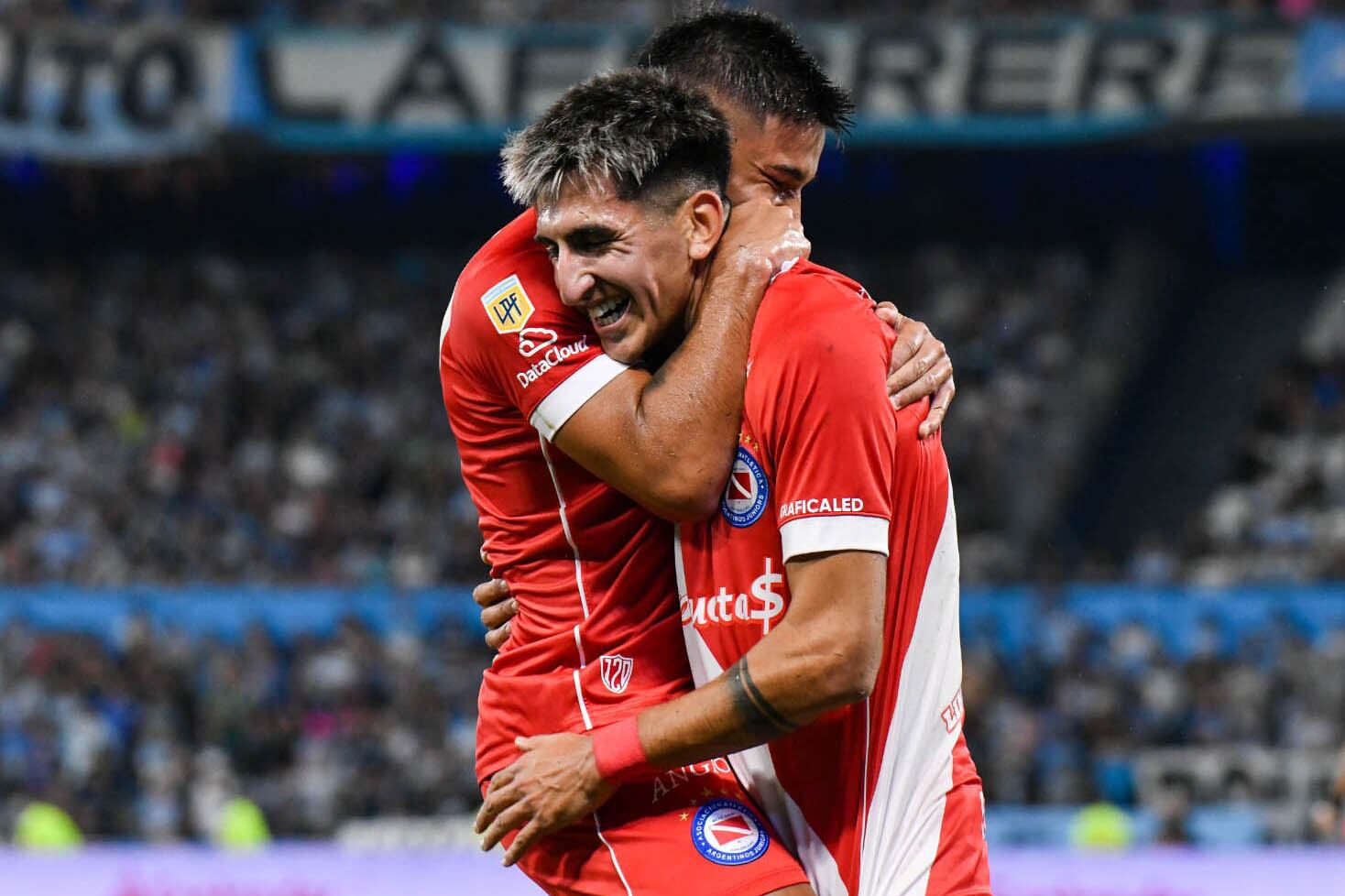 Lozano y Lescano celebran el primer gol de Argentinos