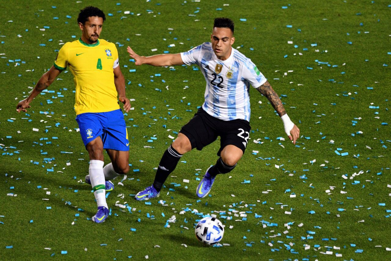 Lautaro intenta sacarse de encima a Marquinhos.