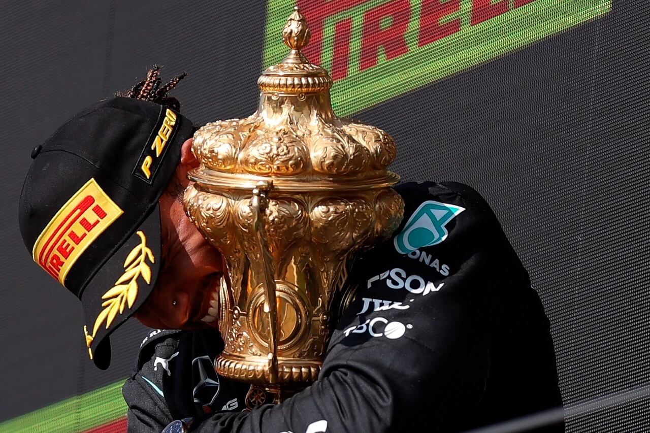 Hamiltom se abraza a la Copa conseguida en su país