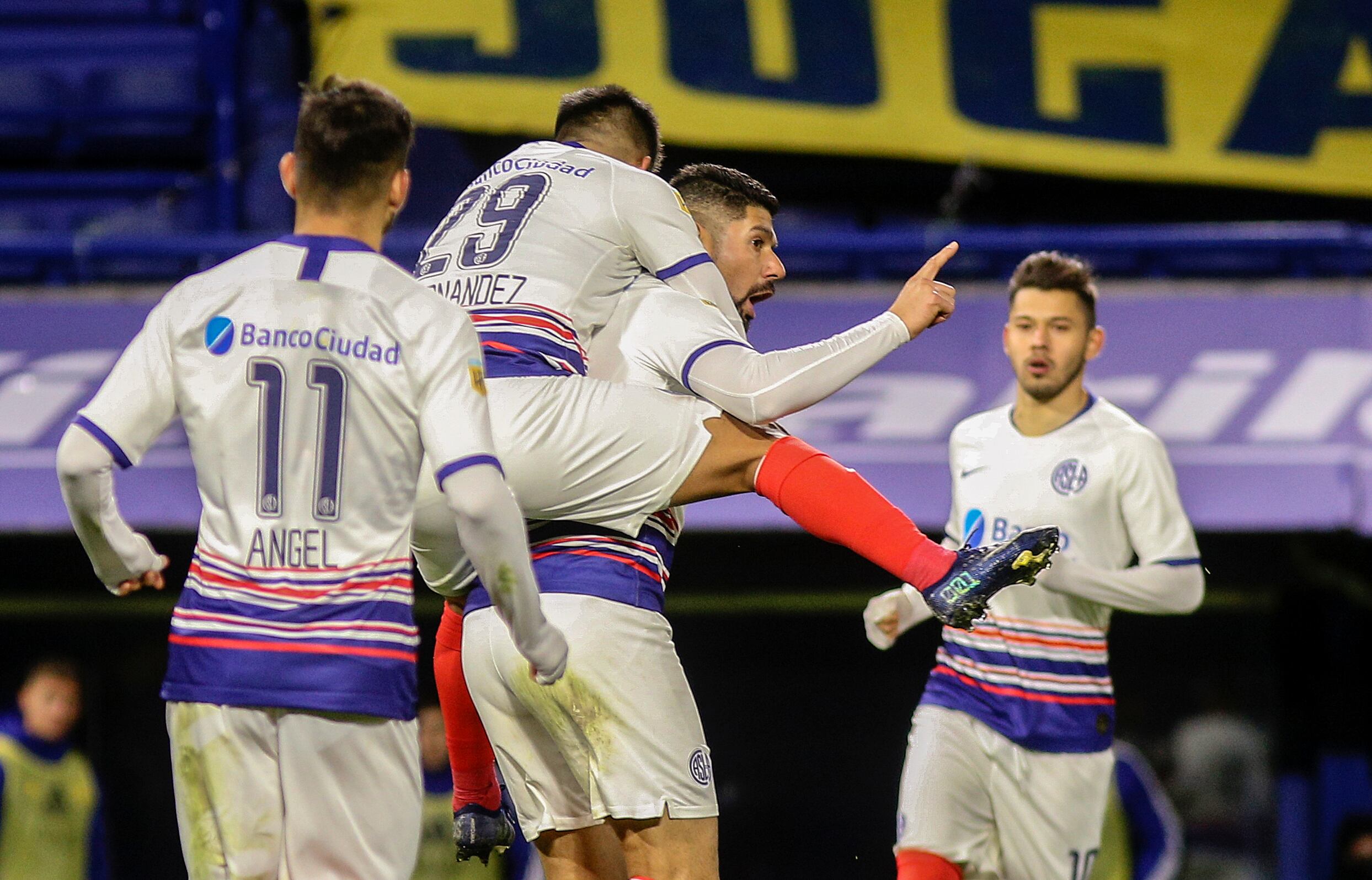 Los jugadores de San Lorenzo festejan el gol de Néstor Ortigoza