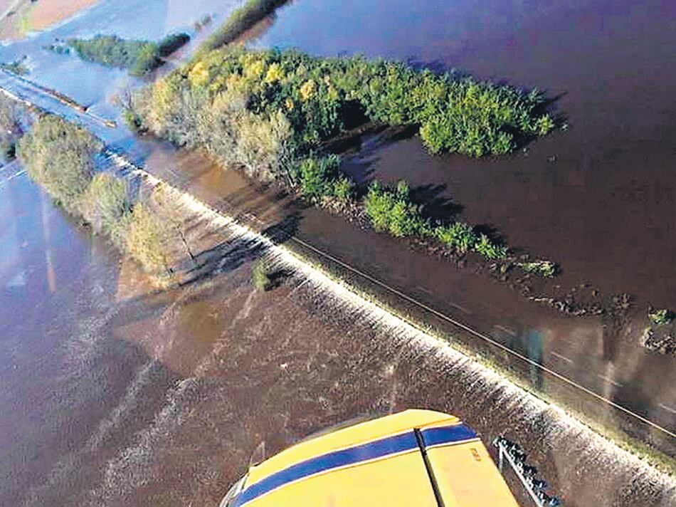 La Dirección de Hidráulica decidió romper las rutas 188, 226 y 33 para drenar las aguas que invaden a General Villegas.