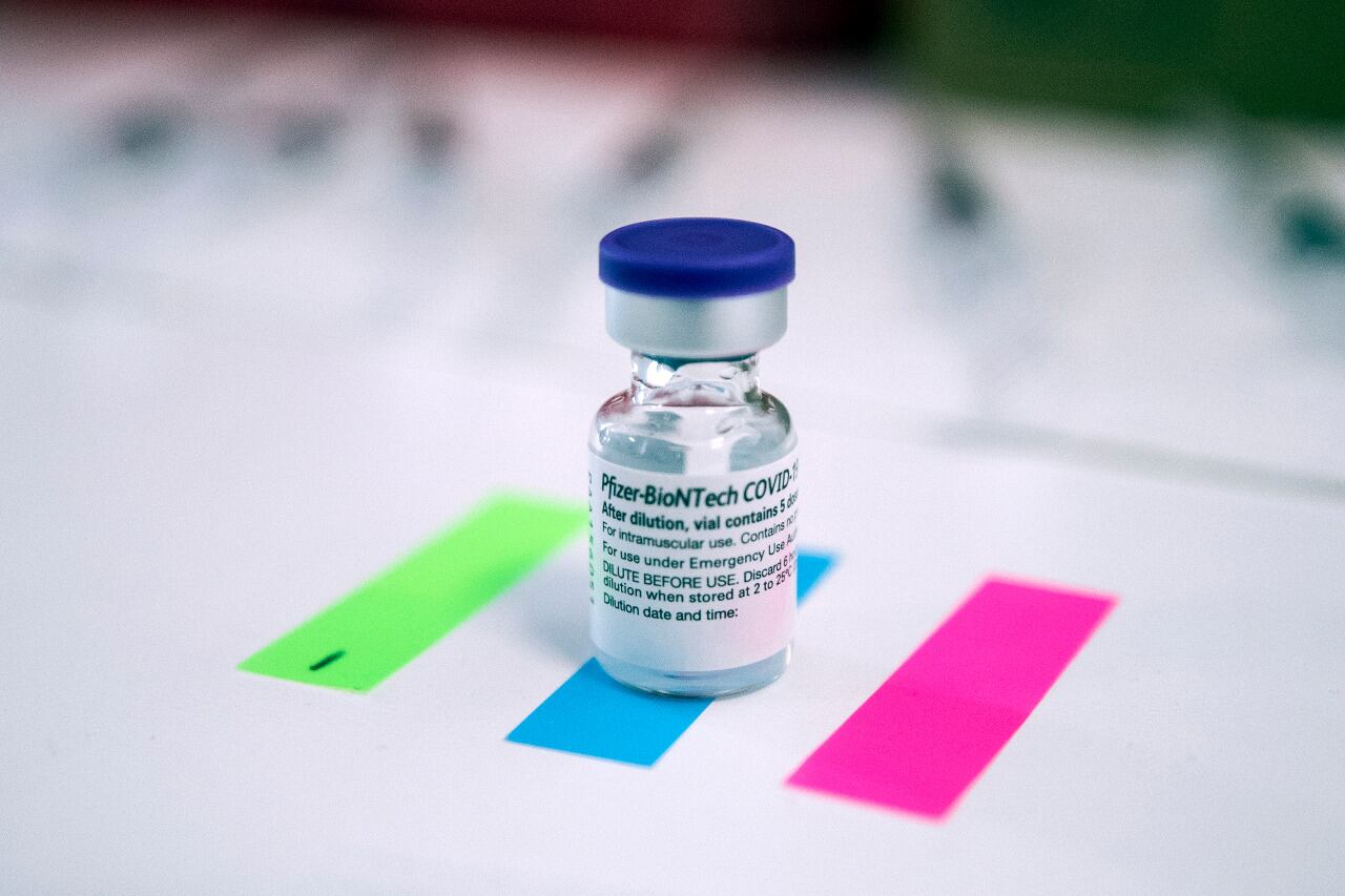 Con la llegada de las primeras 100.000 dosis de Pfizer, la Argentina empieza a aplicar la sexta vacuna.