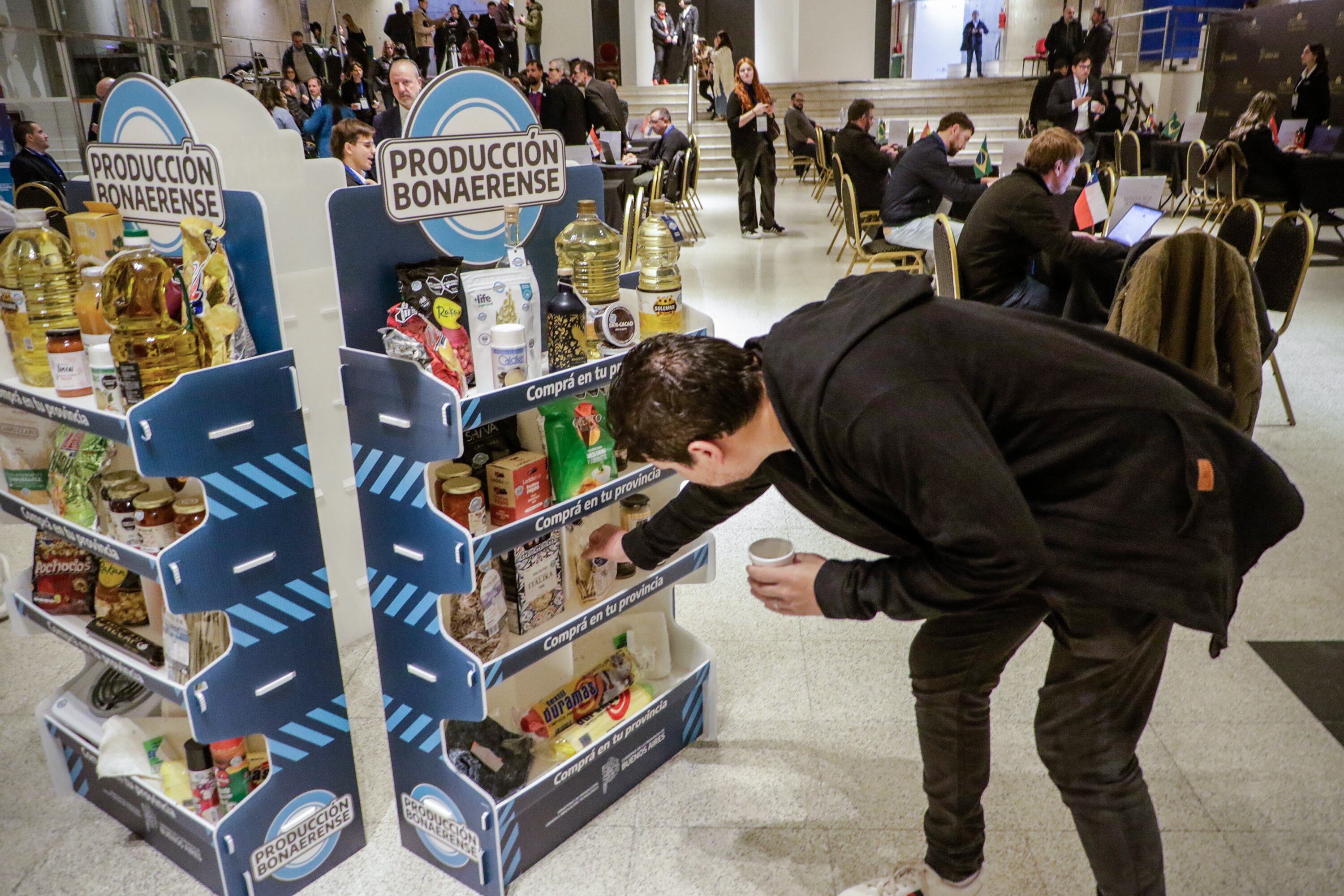 Las pymes bonaerenses muestran sus productos ante supermercadistas de seis paises.