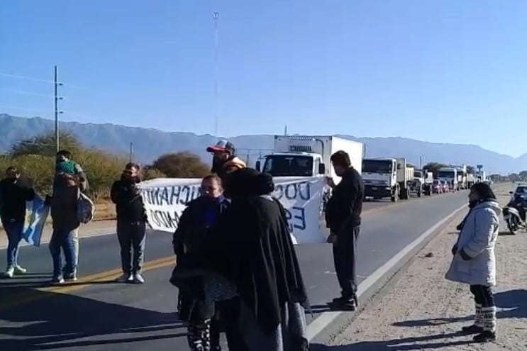 Este martes los docentes autoconvocados realizaron un corte sobre la ruta 38 en el ingreso sur a la ciudad Capital. "Queremos mostrarle al Presidente nuestro descontento", dijeron.