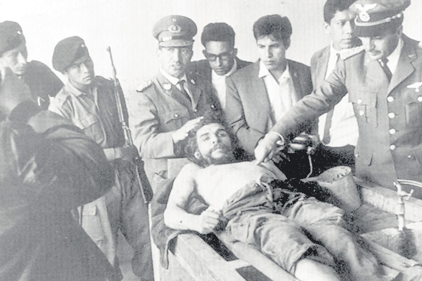 La foto del Che muerto en Bolivia que Traverso analiza en Melancolía de izquierda