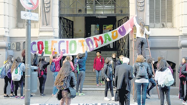 La toma será con clases públicas y por tiempo indeterminado.