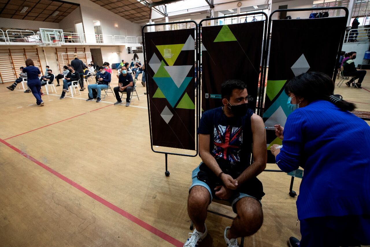 En Chile el 52,7 por ciento de la población objetivo ya ha recibido las dos dosis.