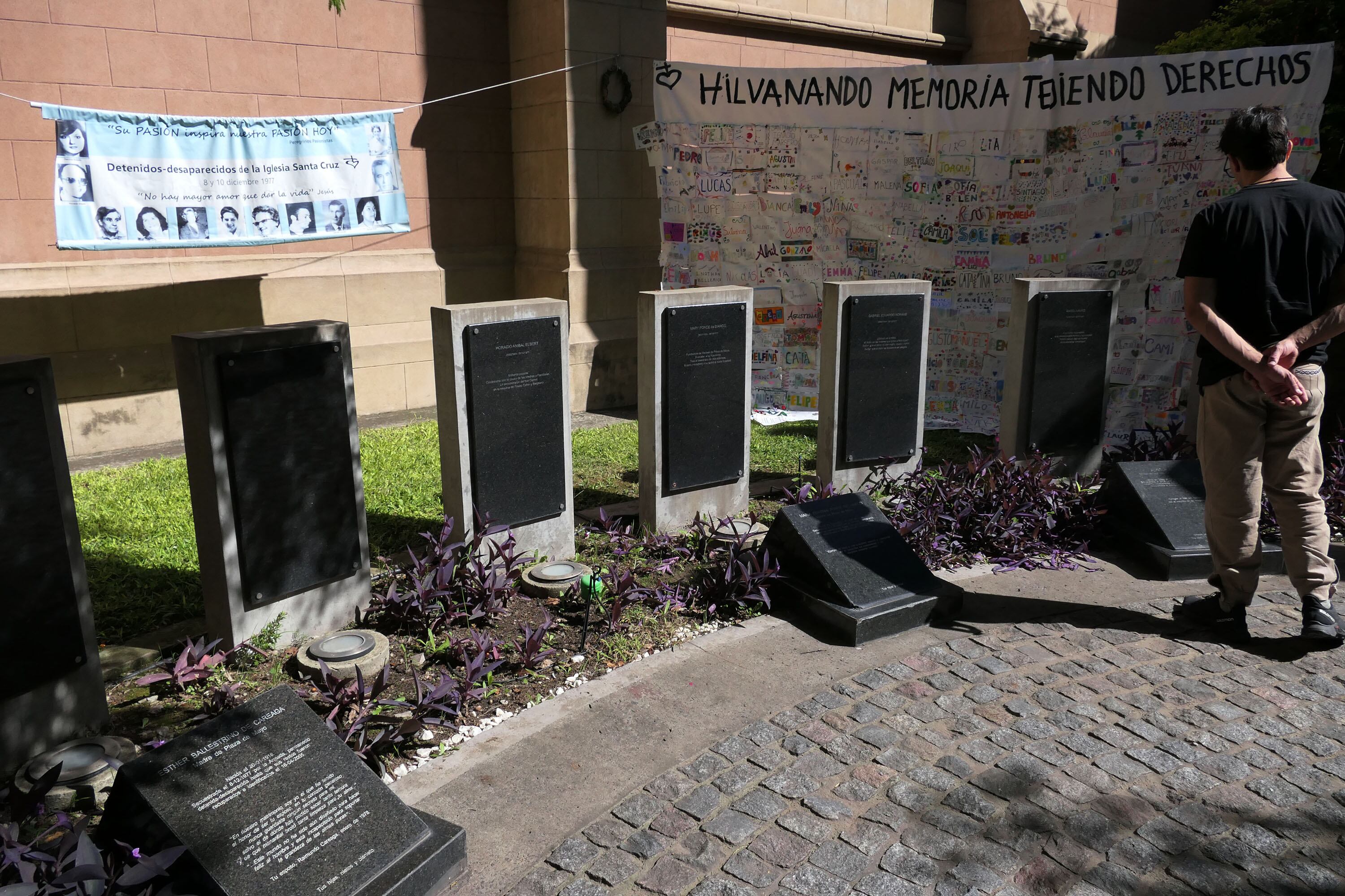 Las tumbas de los cuerpos recuperados que descansan en la Santa Cruz