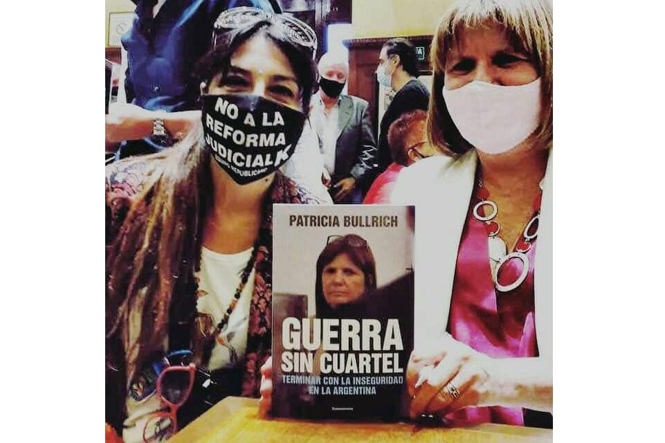 Luján Romero junto a su referenta Patricia Bullrich.