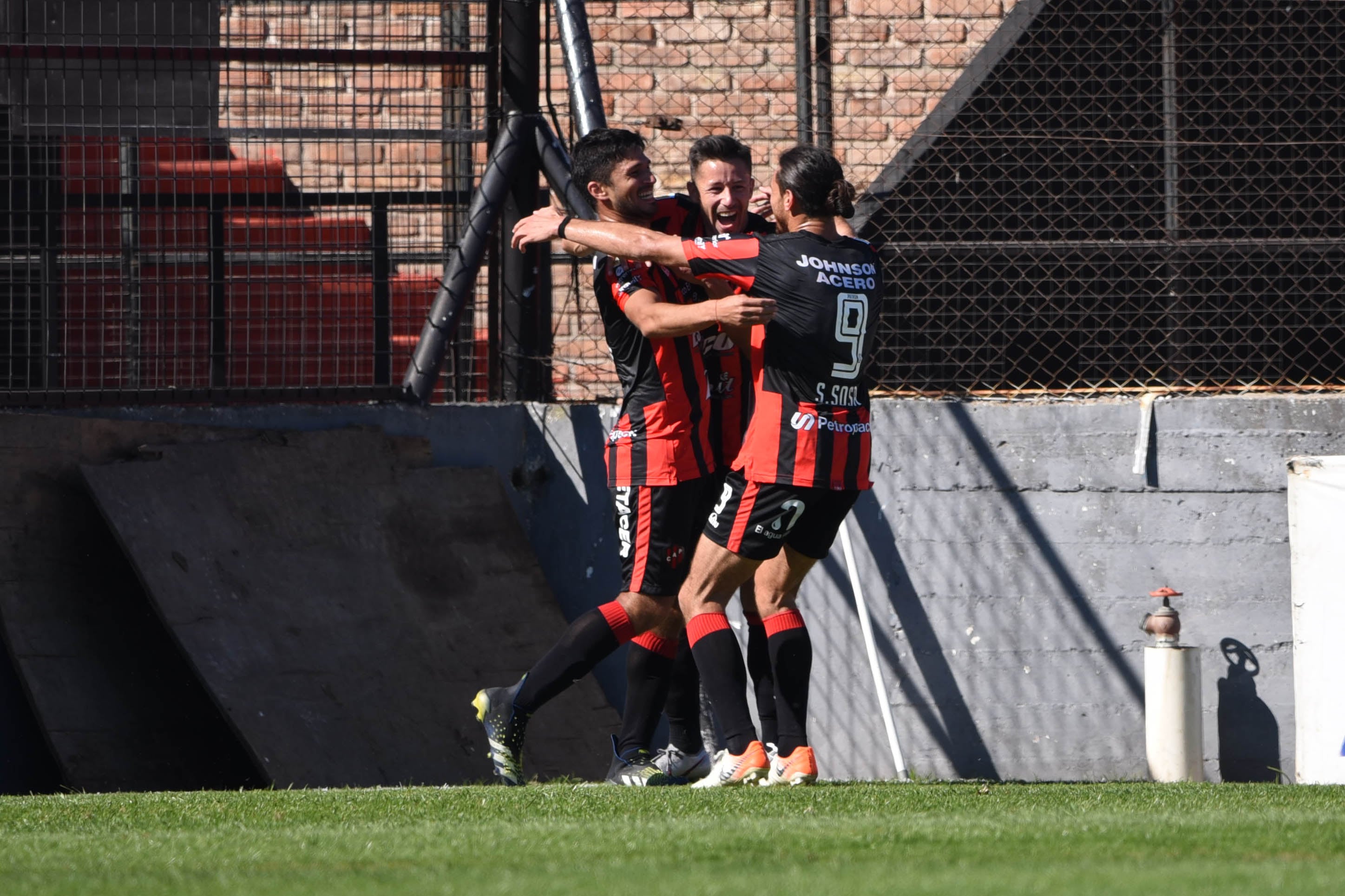 Festejo del 1-0, en jugada de tiro libre.