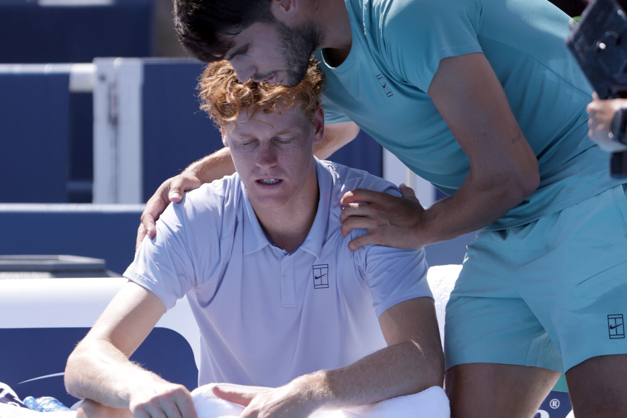 Alcaraz consuela a Sinner tras su abandono.