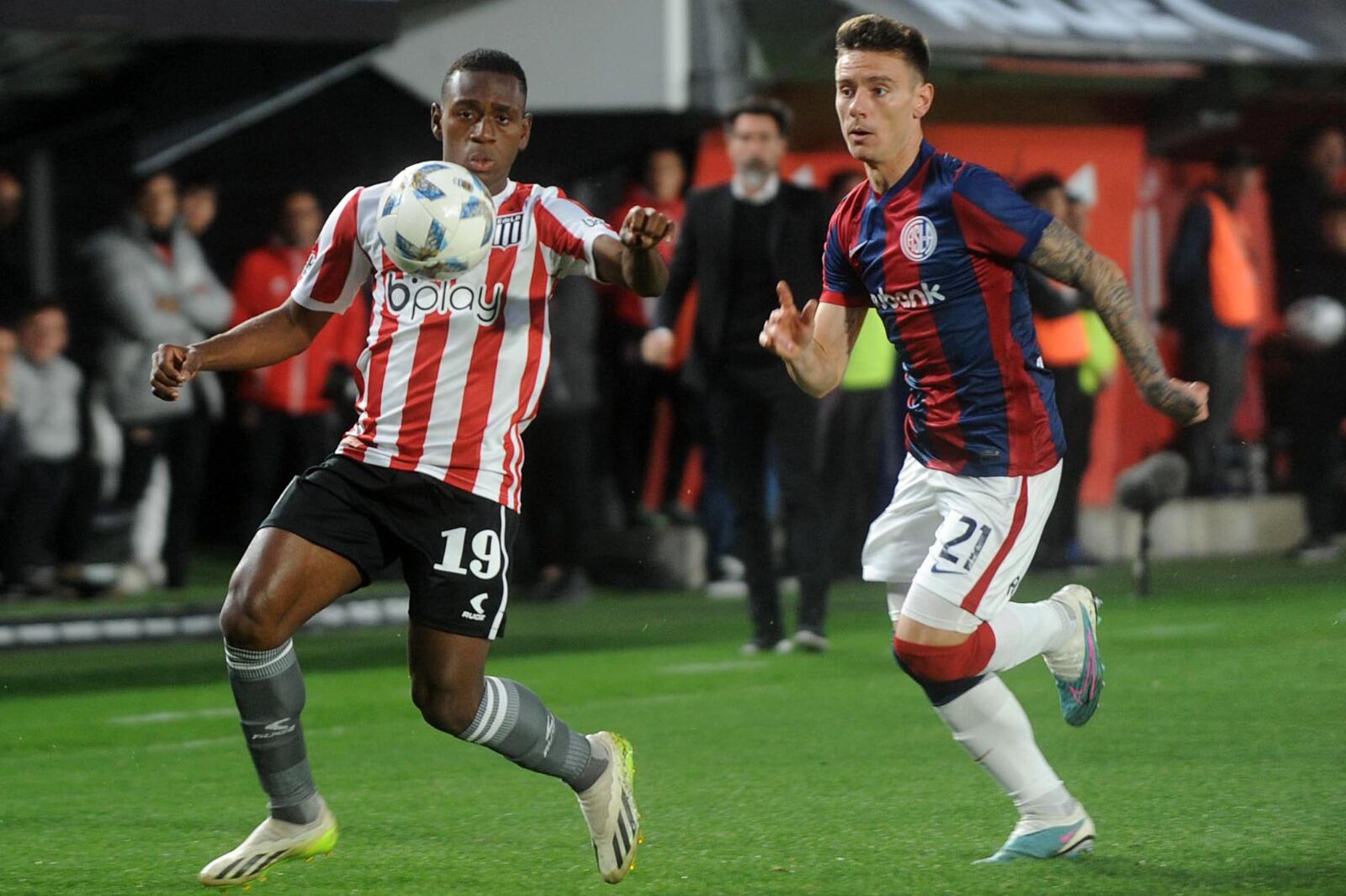 Manyoma (19) y Braida disputan la pelota