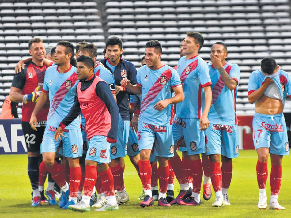Los futbolistas de Arsenal festejan la victoria en Córdoba.