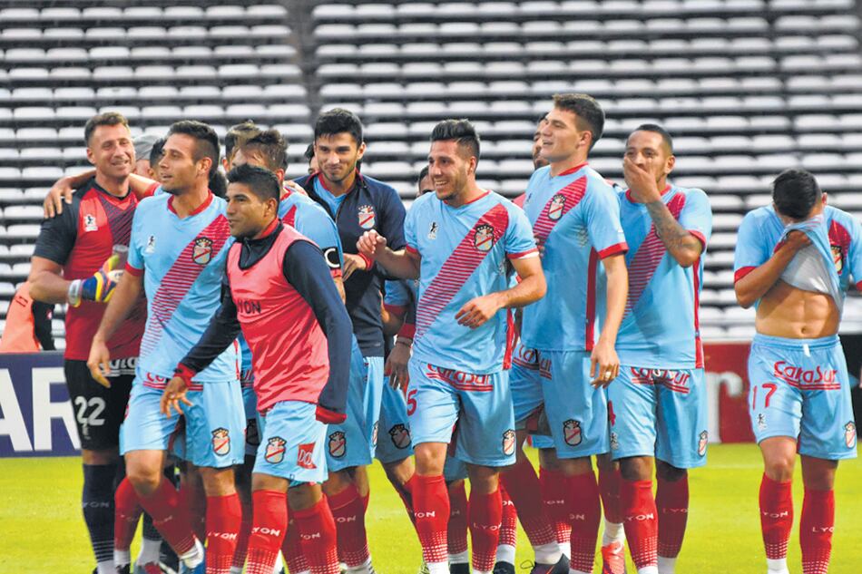 Los futbolistas de Arsenal festejan la victoria en Córdoba.