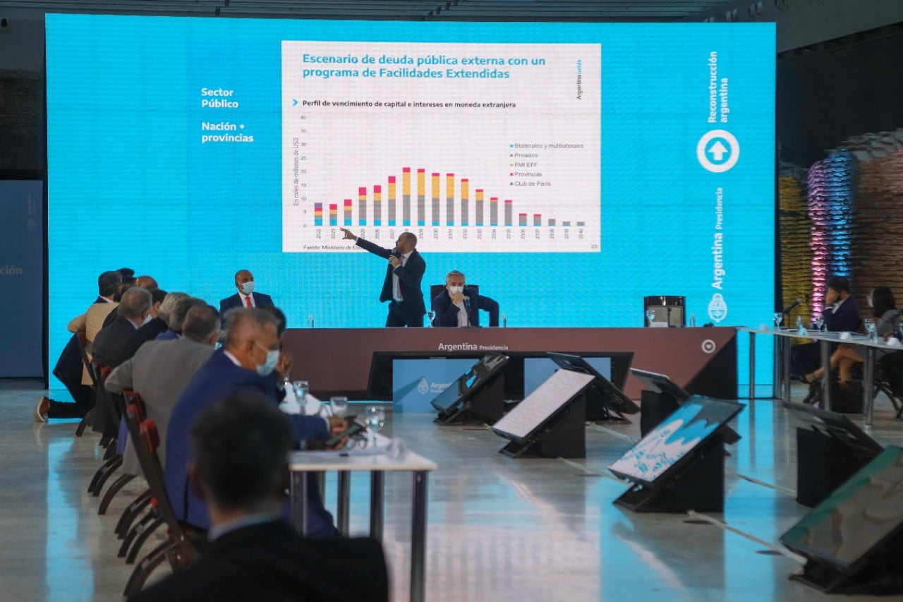 El ministro de Economía, Martín Guzmán, en la reunión con los gobernadores.  