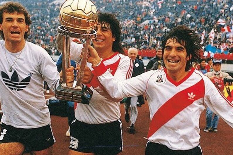 En 1986, River corona el mejor año de su historia con la conquista de la Copa Intercontinental contra el Steaua Bucarest de Rumania.