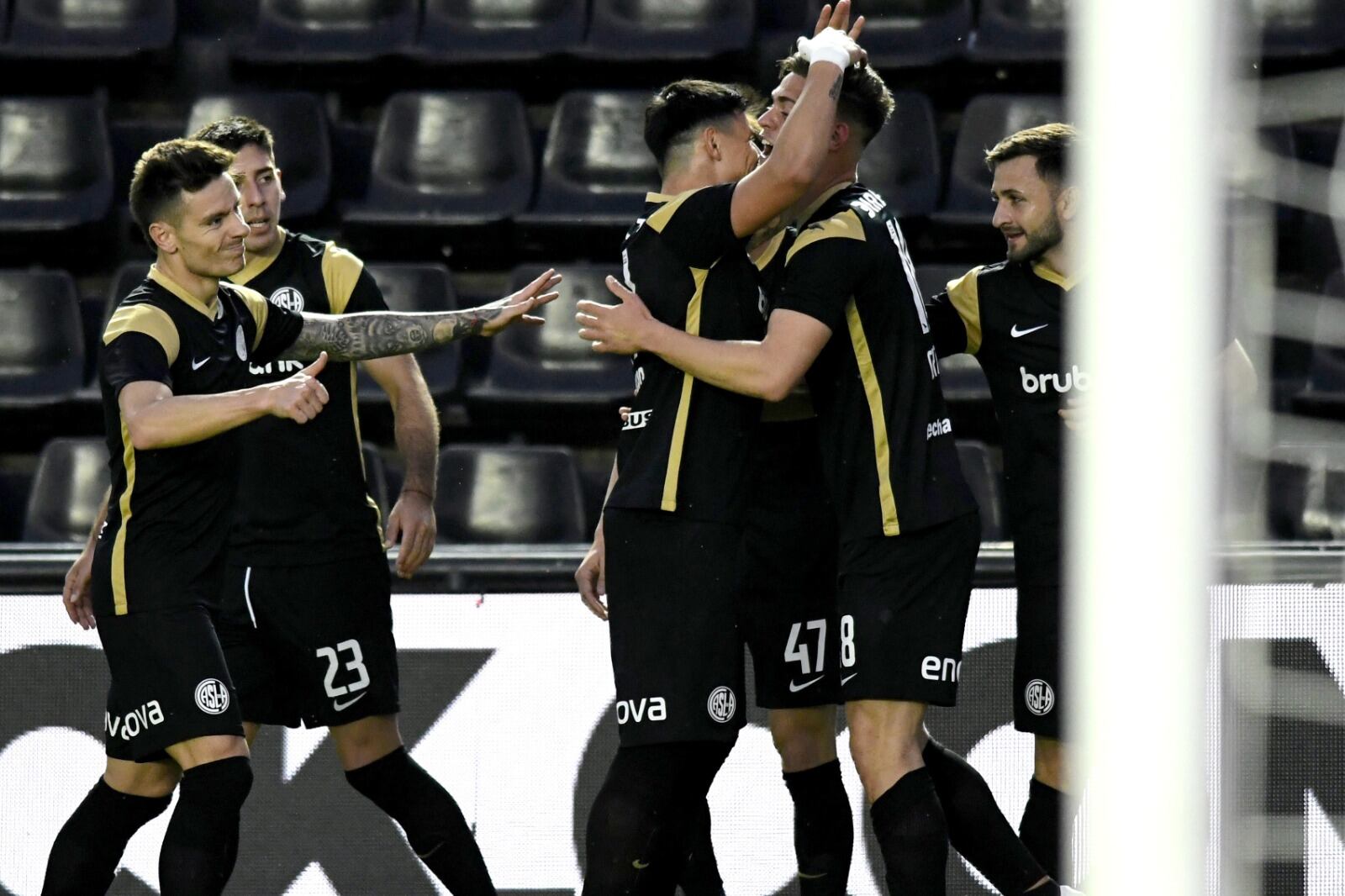 Los jugadores de San Lorenzo festejan 