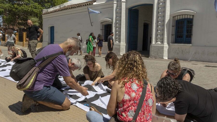 Vecinos, organizadores y participantes de la Bienal Argentina de Fotografía Documental ayudaron a reponer la bandera (Foto: Télam).