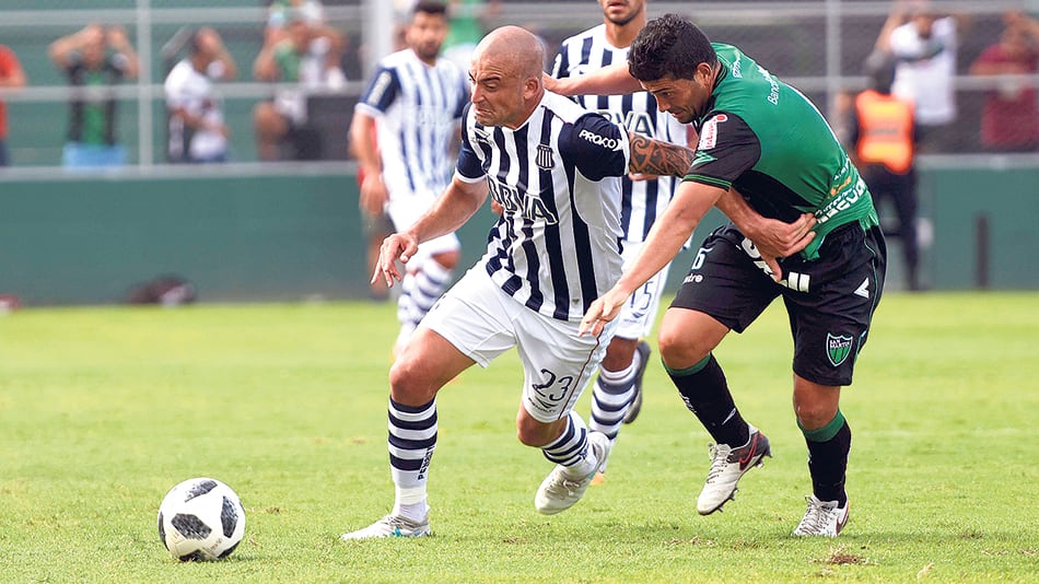 Silva en lucha intensa por la pelota. El uruguayo marcó el gol y completó un buen partido.