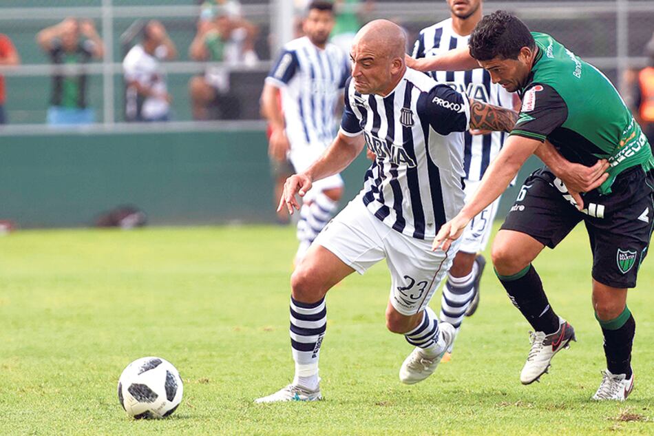 Silva en lucha intensa por la pelota. El uruguayo marcó el gol y completó un buen partido.