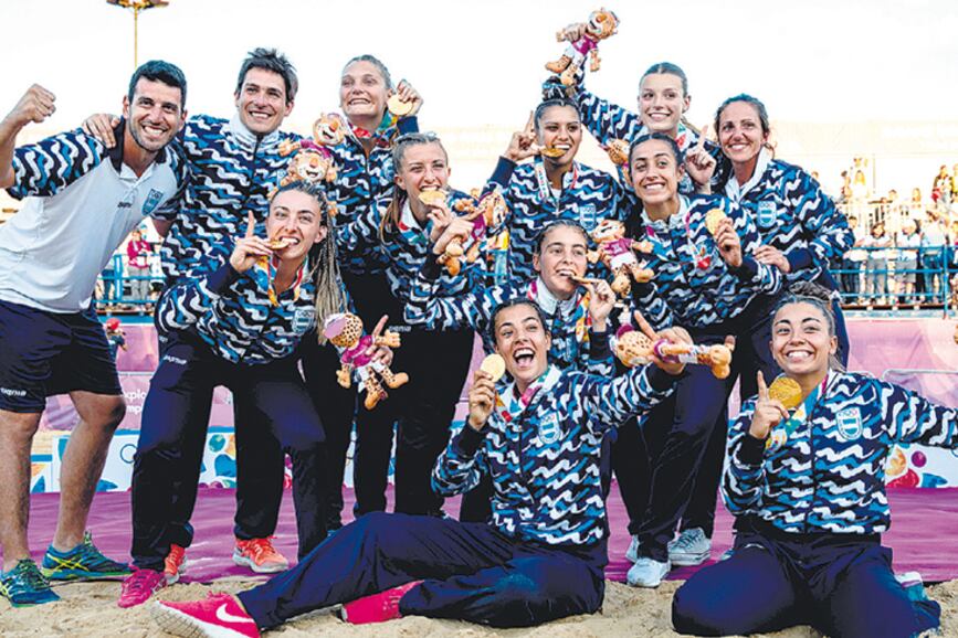 Con el oro en sus manos, Las Kamikazes saludan a la multitud que las alentó en Parque Sarmiento.