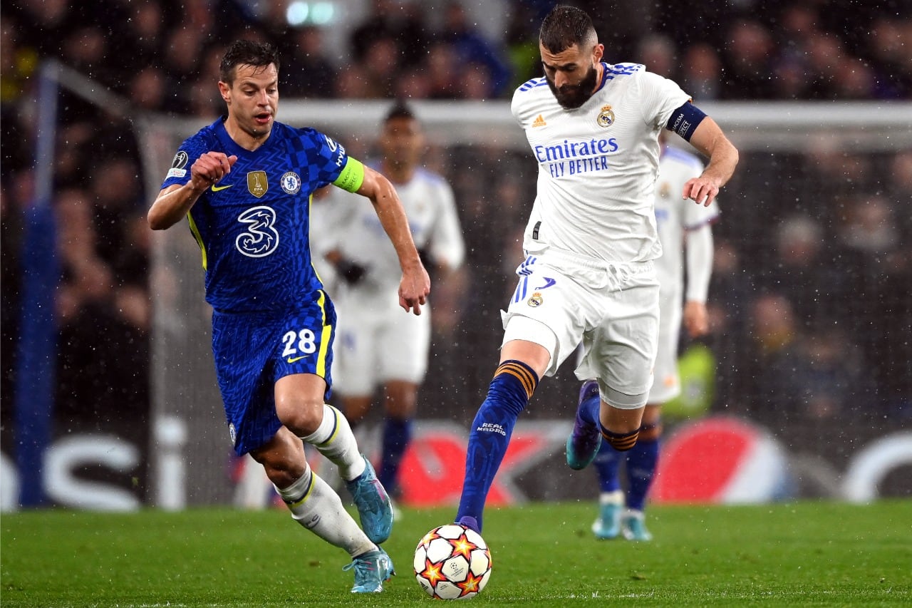 Benzema brilló en el primer partido, con tres goles en Stamford Bridge